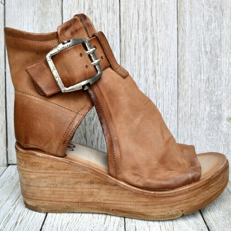 Sandaler med kilehæl og spænde i boho-stil | Rosendal