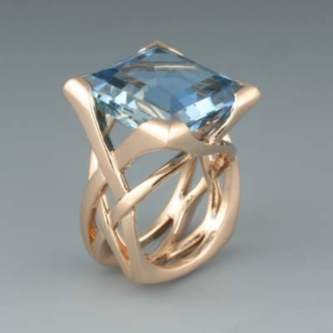 Vintage ring i rosaguld og blå zirconium I Rosendal