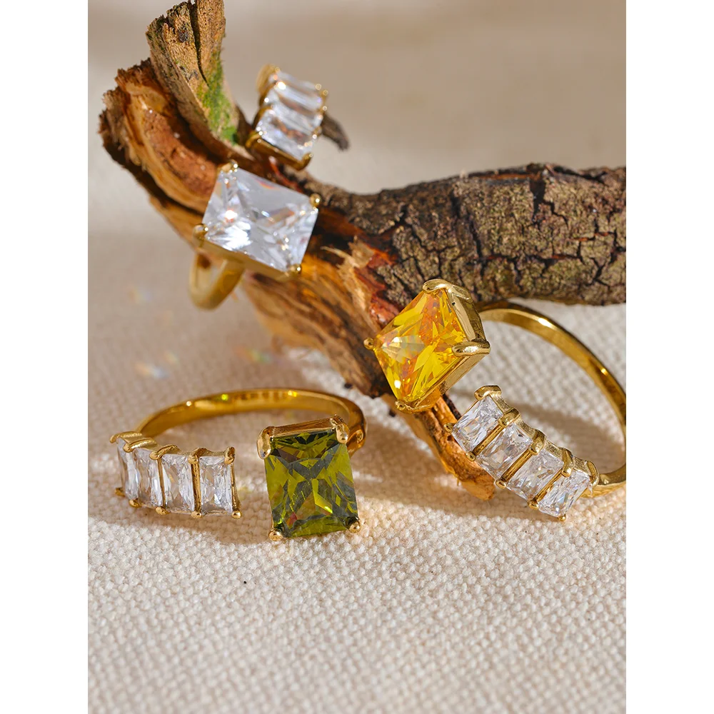 Asymmetrisk Elegant Prisma Ring" in Danish without "LUNVIA" and replacing it with "Rosendal" would be: 

"Rosendal Asymmetrisk Elegant Prisma Ring