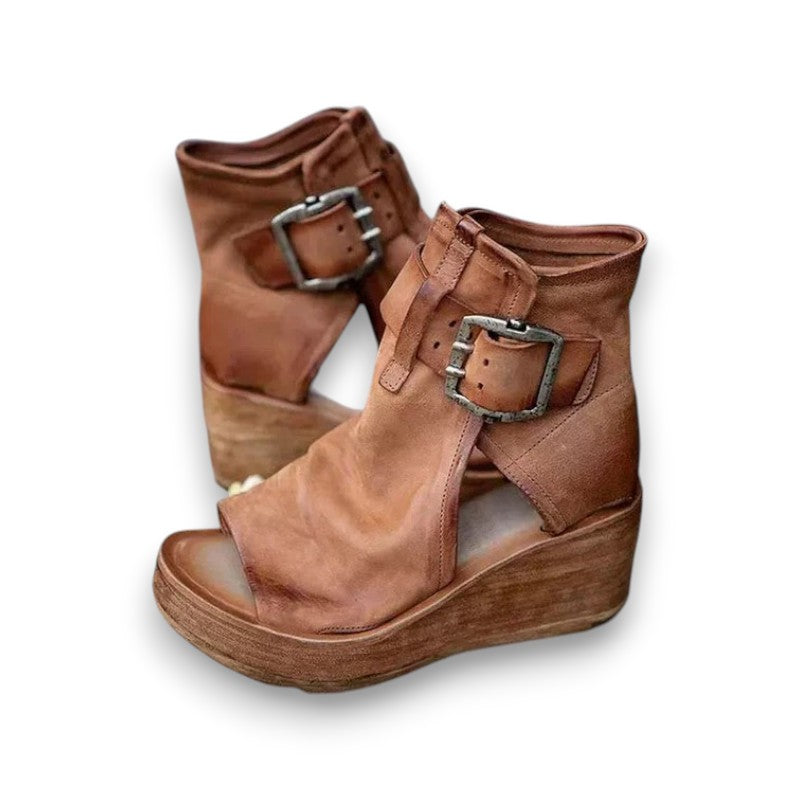 Sandaler med kilehæl og spænde i boho-stil | Rosendal