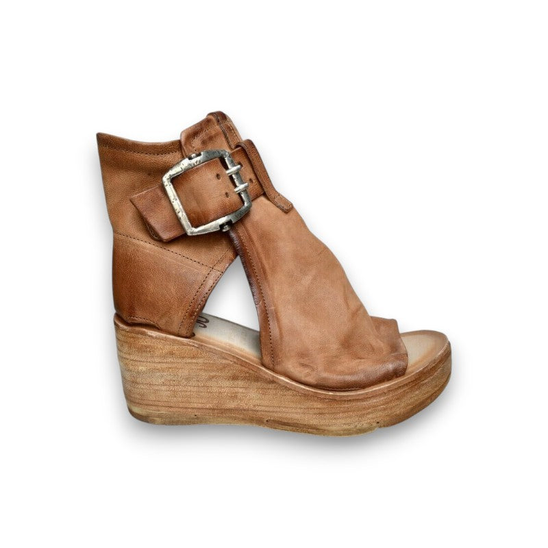 Sandaler med kilehæl og spænde i boho-stil | Rosendal