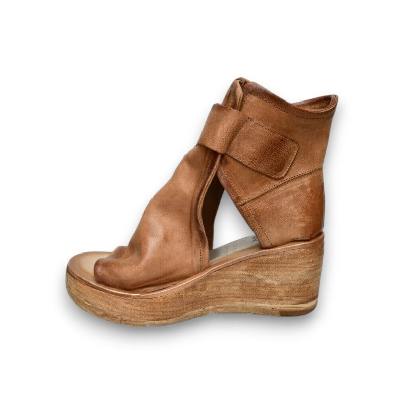 Sandaler med kilehæl og spænde i boho-stil | Rosendal
