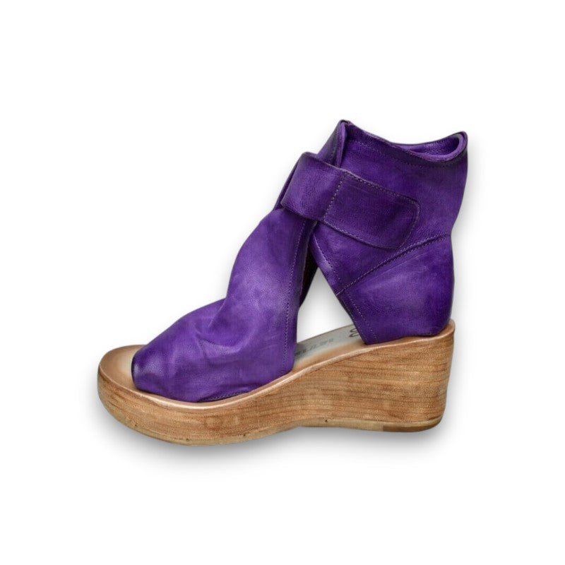 Sandaler med kilehæl og spænde i boho-stil | Rosendal